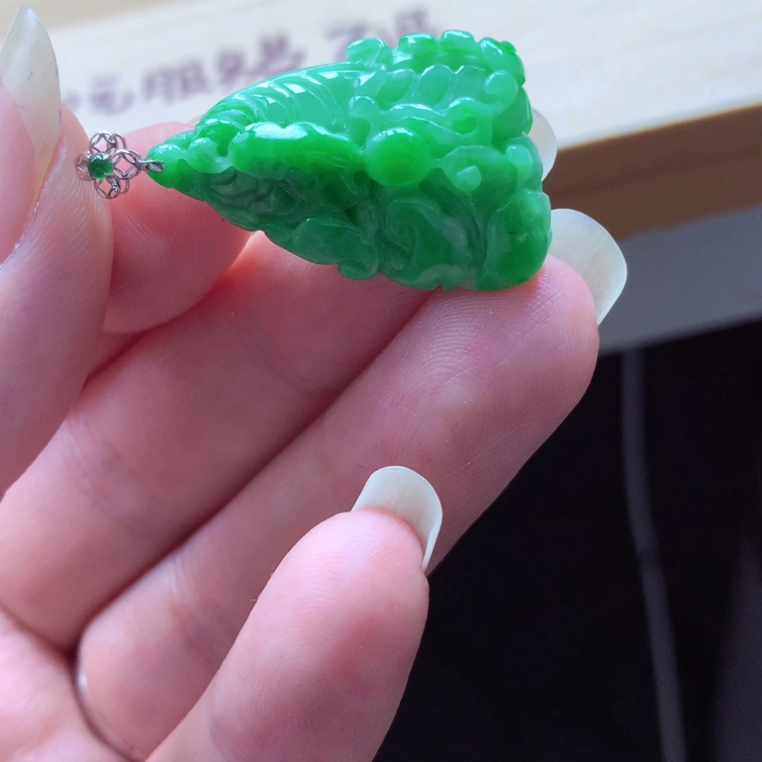 翡翠颈饰18K金镶嵌吊坠