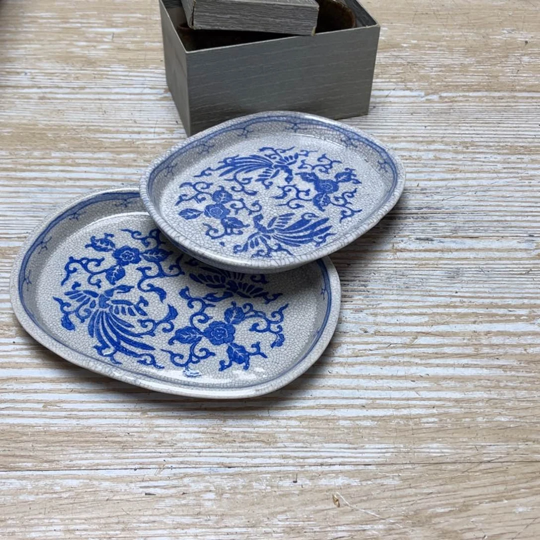 瓷片B****k密密麻麻地排列着