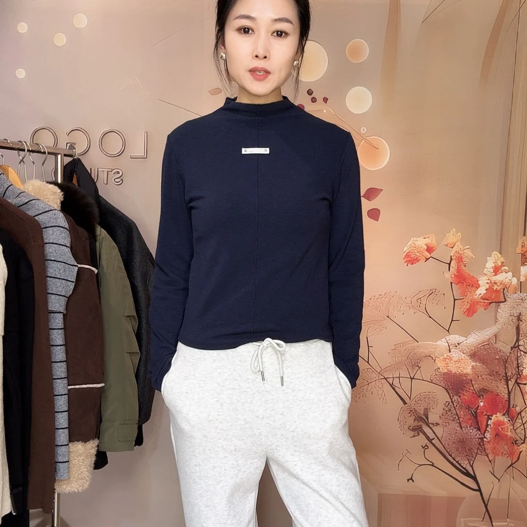 藏蓝色半高领设计打底