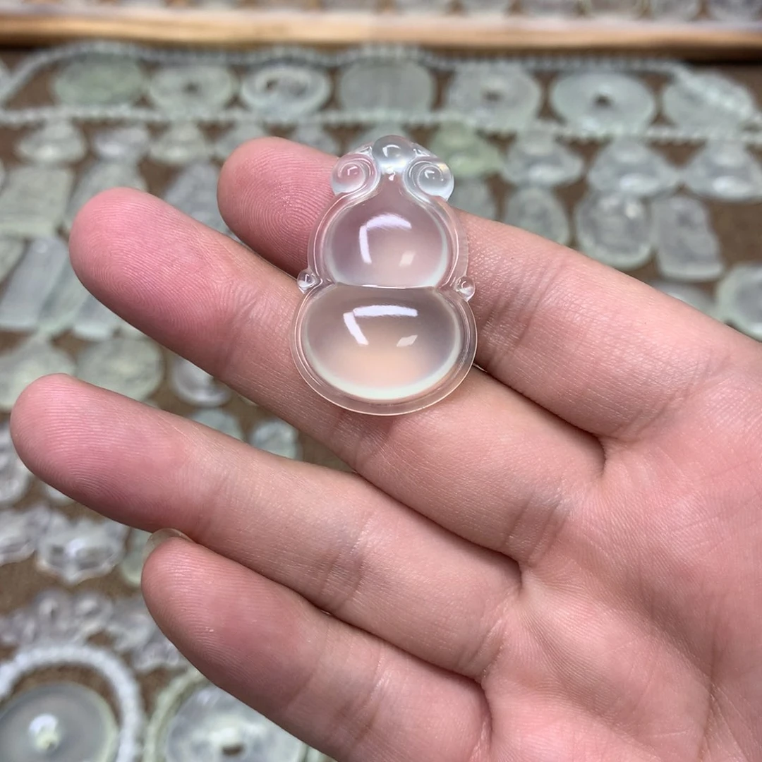 蛇纹石玉颈饰未镶嵌五**薇