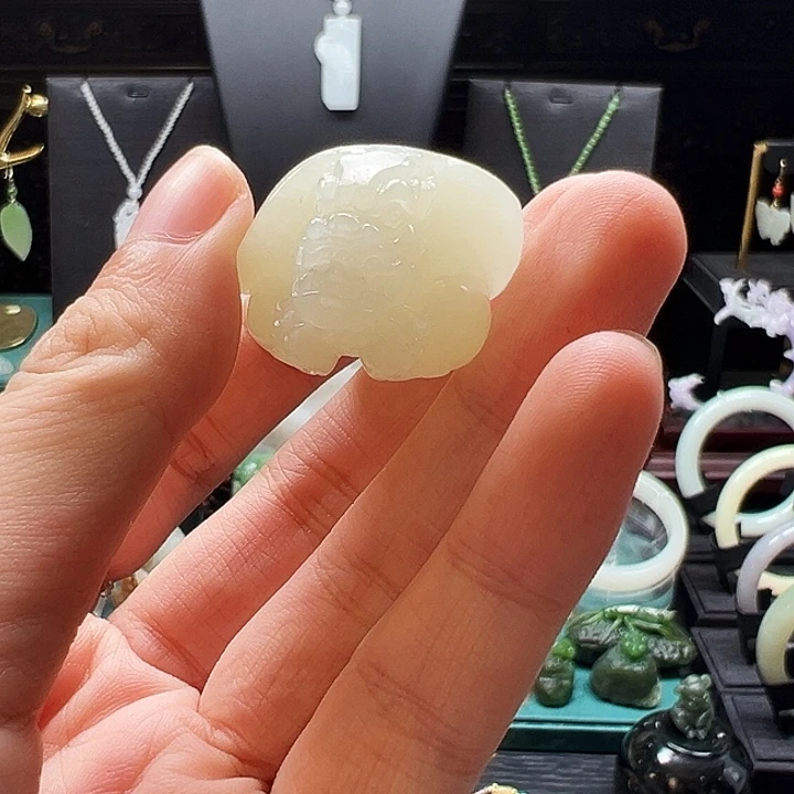 上***虎和田玉未镶嵌颈饰