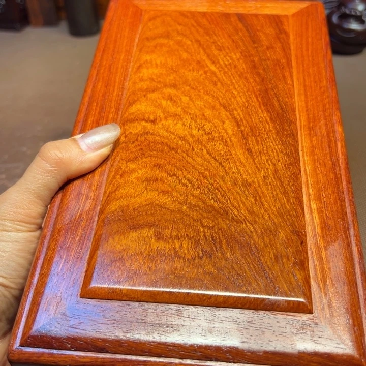 贝***然缅甸花梨机关盒。