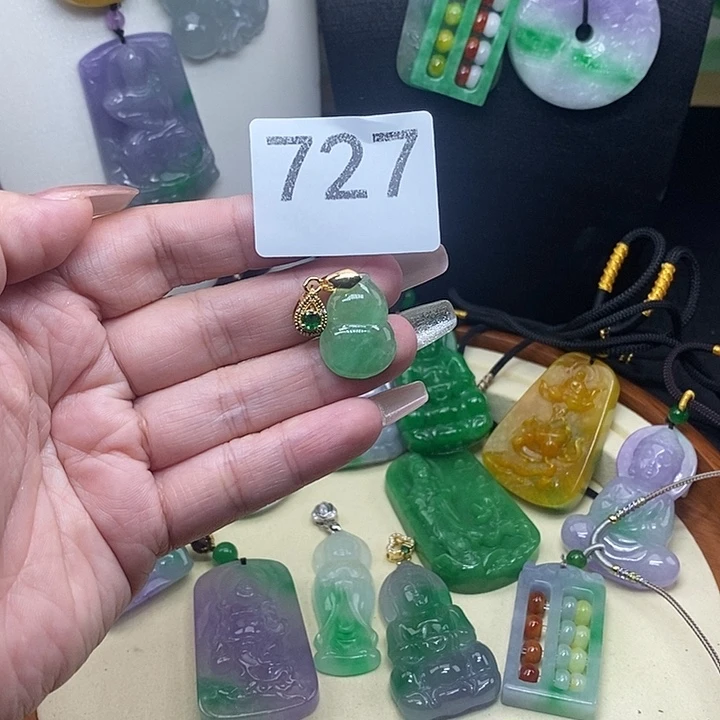 翡翠未镶嵌吊坠(赠链)