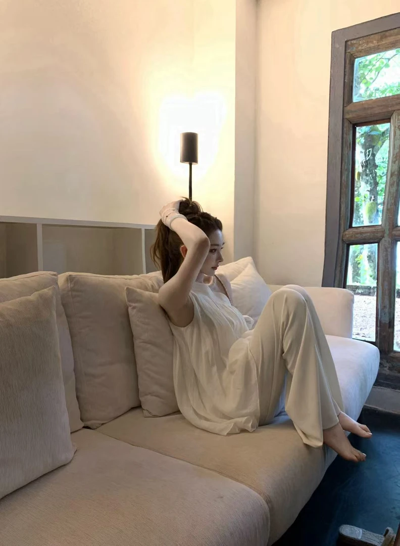 2025夏季新款设计感纯欲斜肩绑带无袖背心上衣配高腰休闲裤两件套