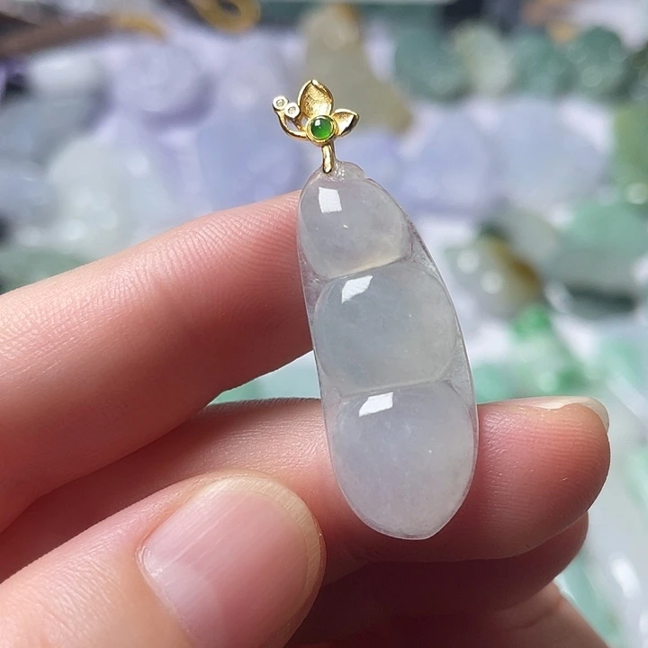 翡翠未镶嵌颈饰福豆