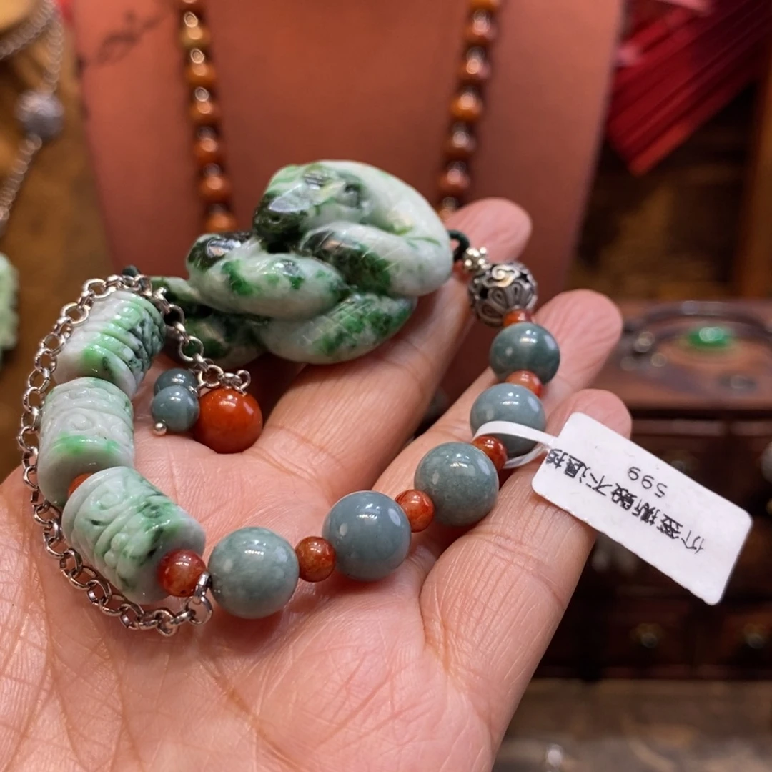 翡翠吊坠(赠链)未镶嵌