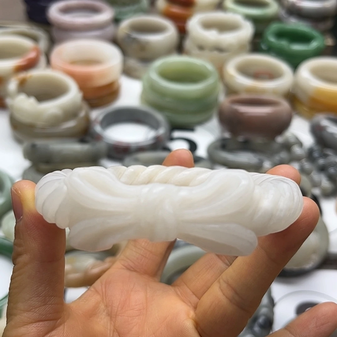 【闪购商品】石英质玉手镯未镶嵌蝴蝶精