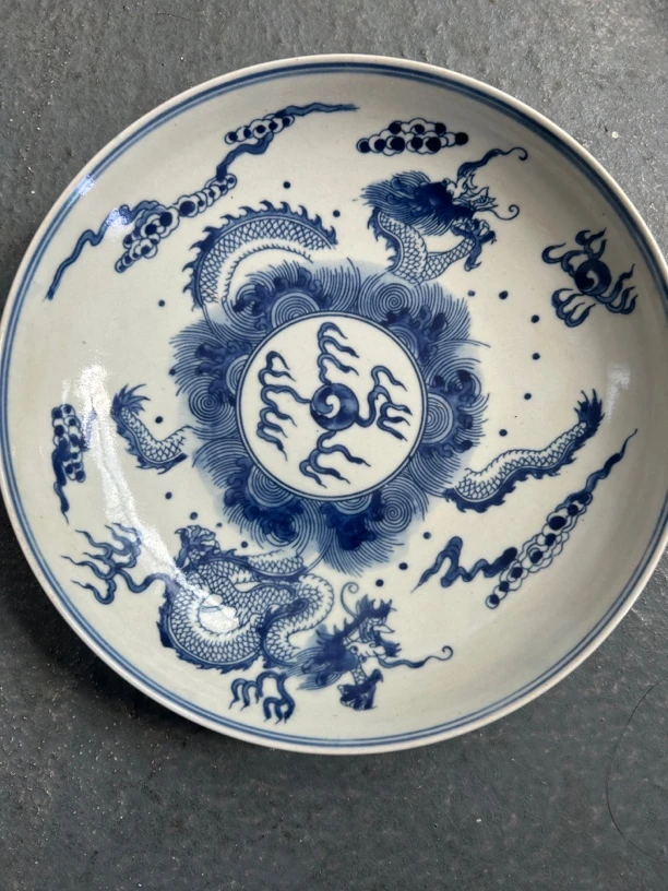 陶瓷青花龙的盘子