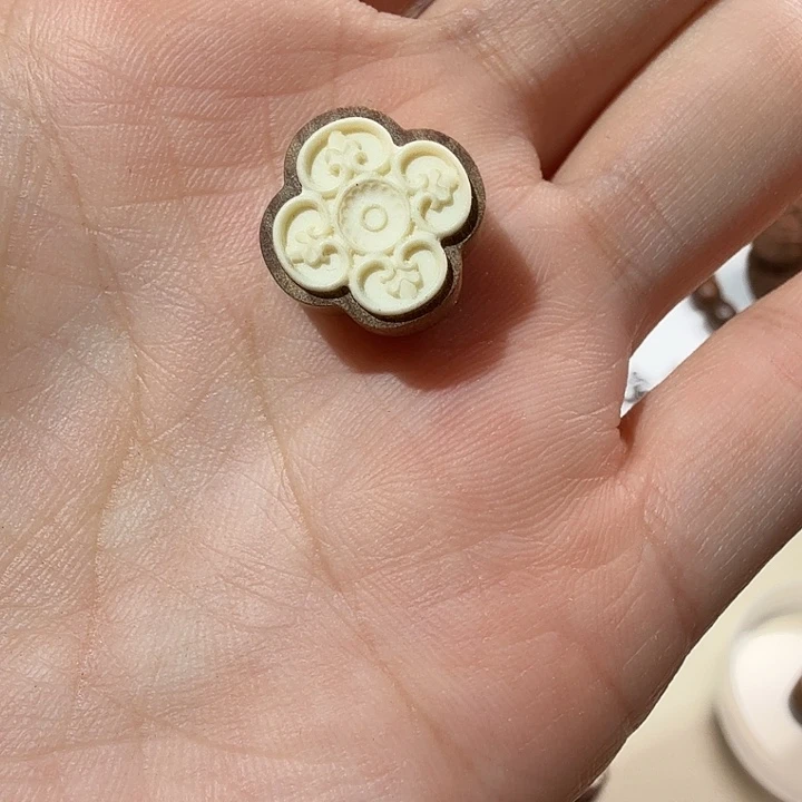 檀香木印度迈索尔老山檀香纯手工镶嵌牙四叶梅配饰