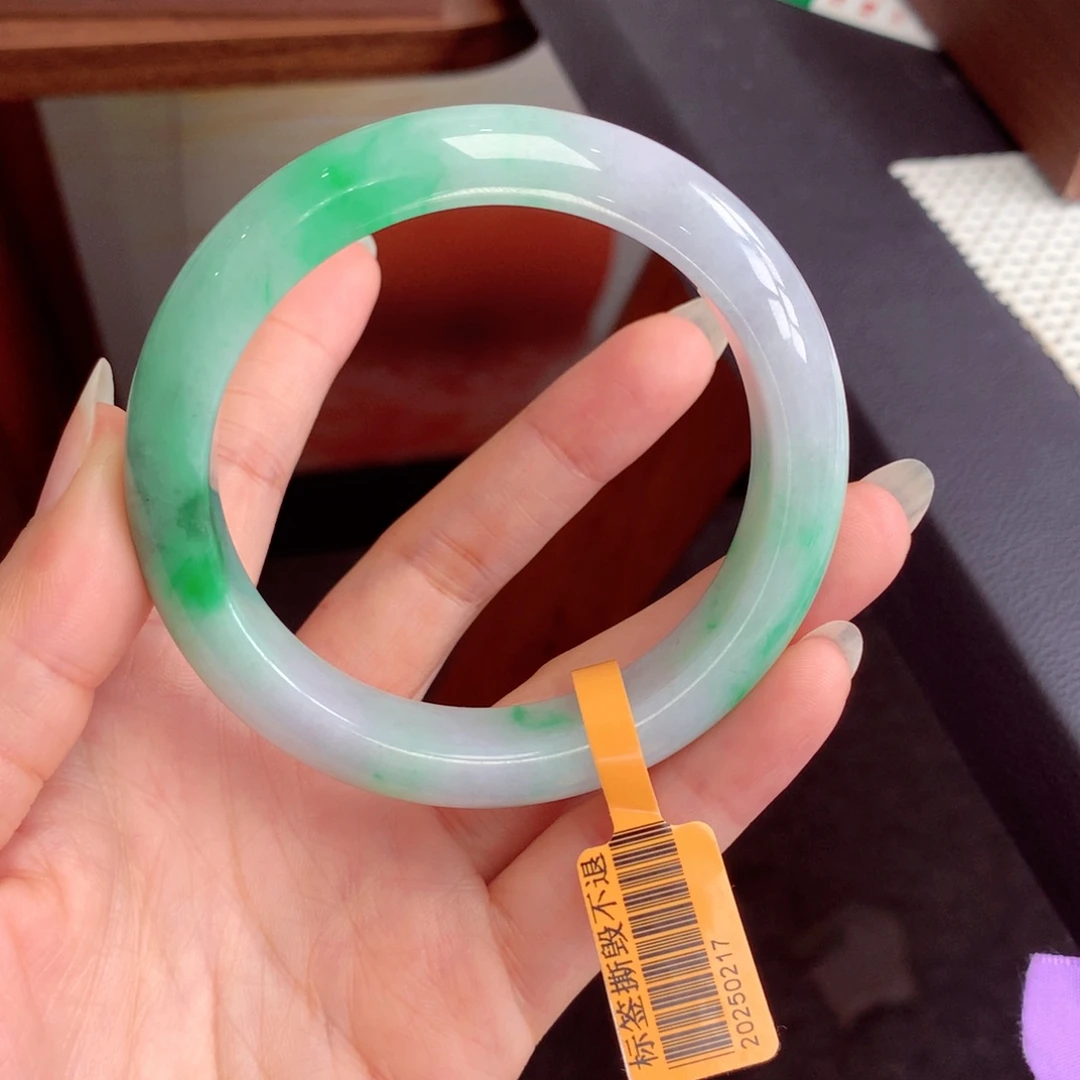 翡翠手镯未镶嵌翡翠