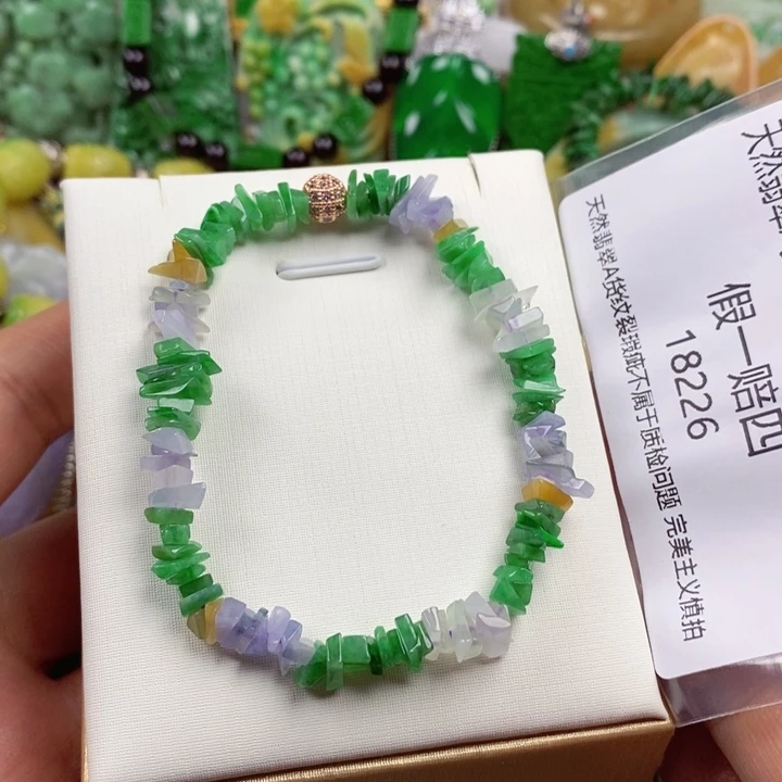 翡翠18K金镶嵌吊坠(赠链)L**y