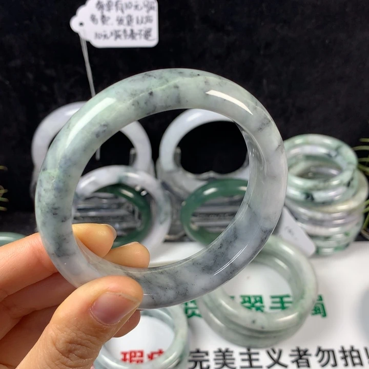 翡翠未镶嵌手镯32号。 57圈