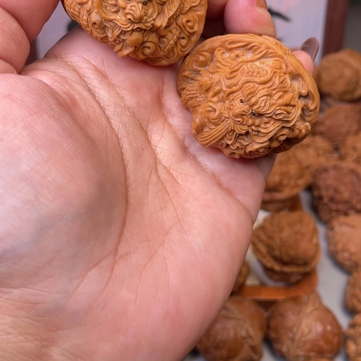 包***1文玩核桃吊坠白狮子雕刻的龙腾