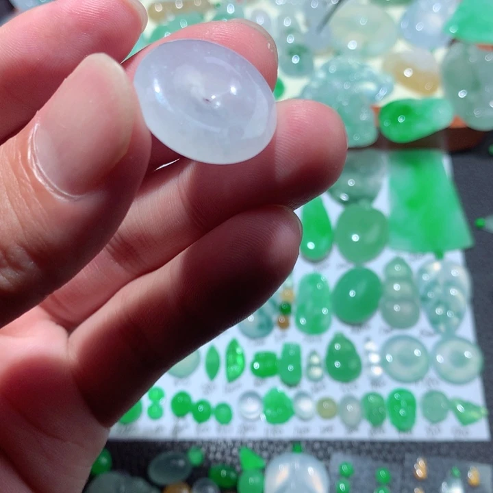 翡翠未镶嵌颈饰扣