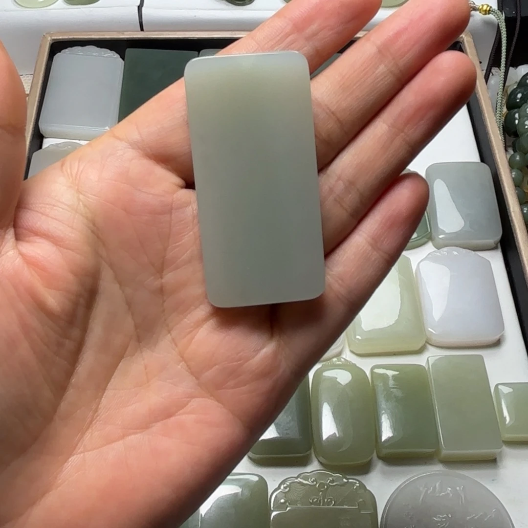 姓***谁颈饰未镶嵌和田玉