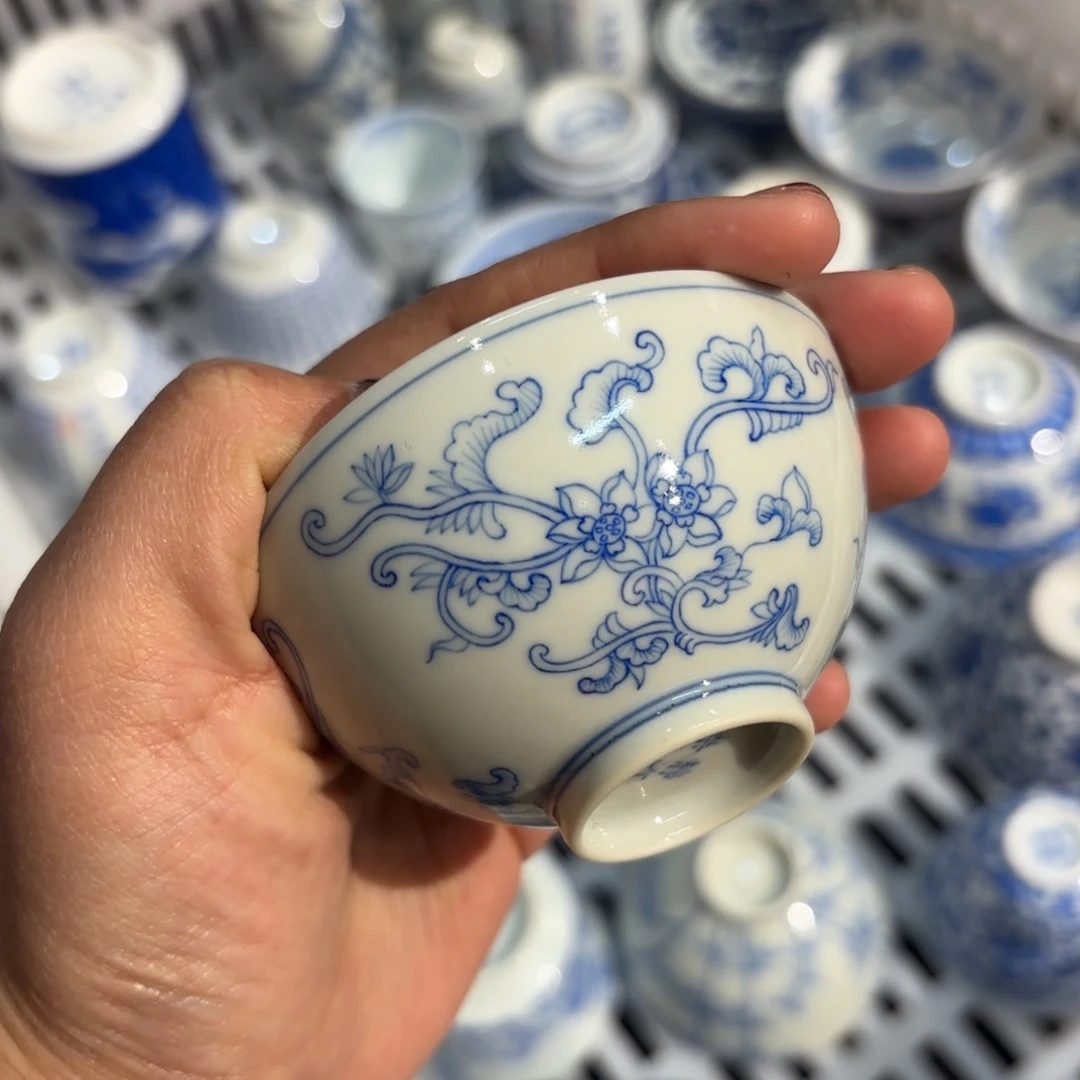 瓷柴窑白描并蒂菊杯