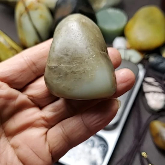 和田玉未镶嵌把件