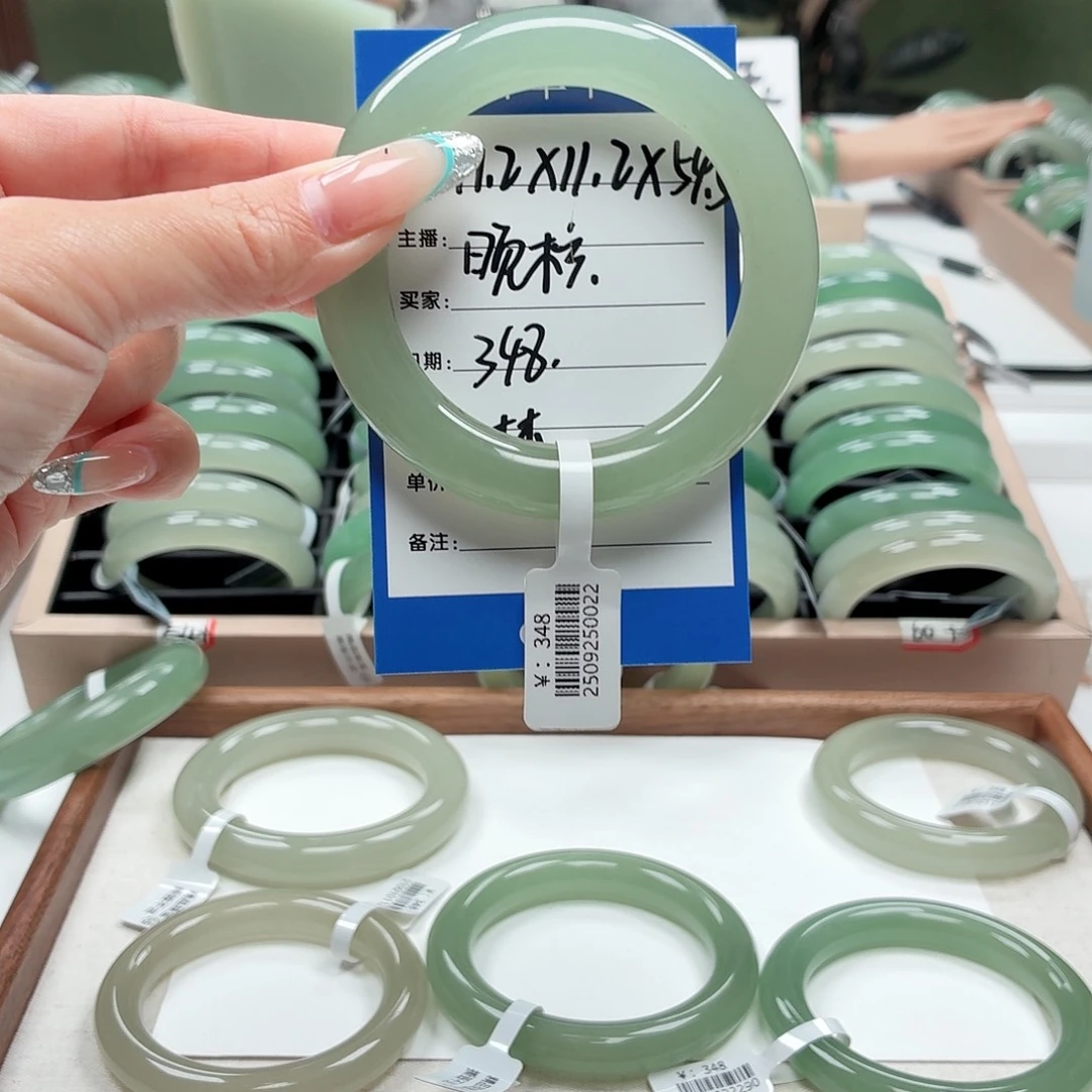 晚****石英质玉未镶嵌手镯
