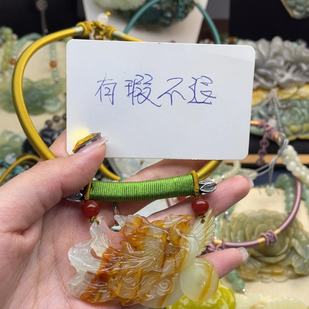 蛇纹石玉颈饰未镶嵌