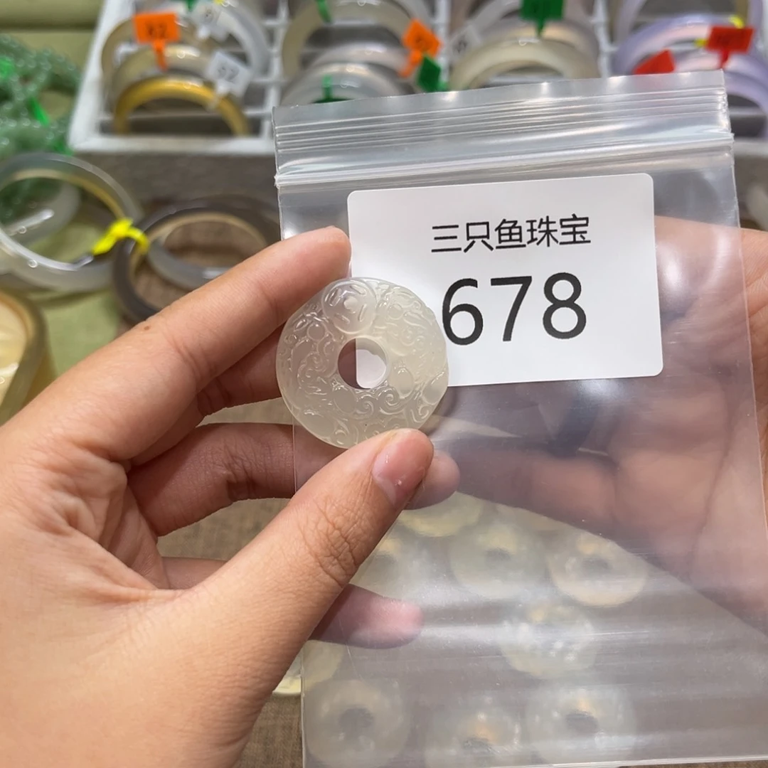 玛瑙/玉髓颈饰未镶嵌来****?