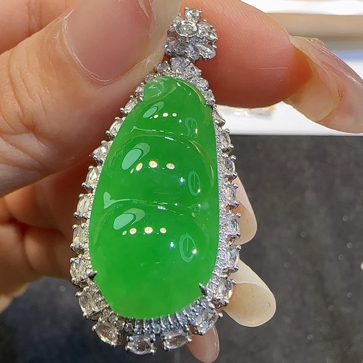 颈饰18K金镶嵌翡翠福豆