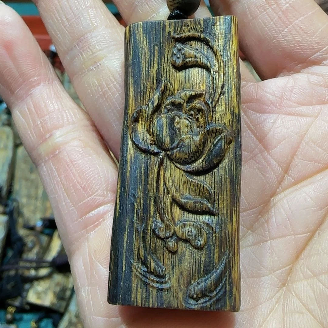 沉香吊坠海南白奇乌身老料荷花吊坠带绳6.5克