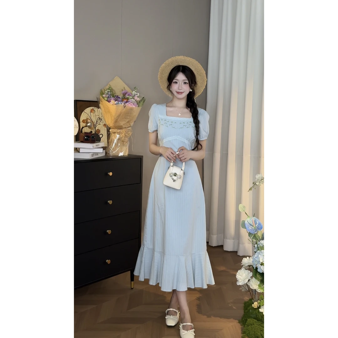 《冰蓝一夏》气质重工刺绣方领显瘦夏季法式设计感连衣裙