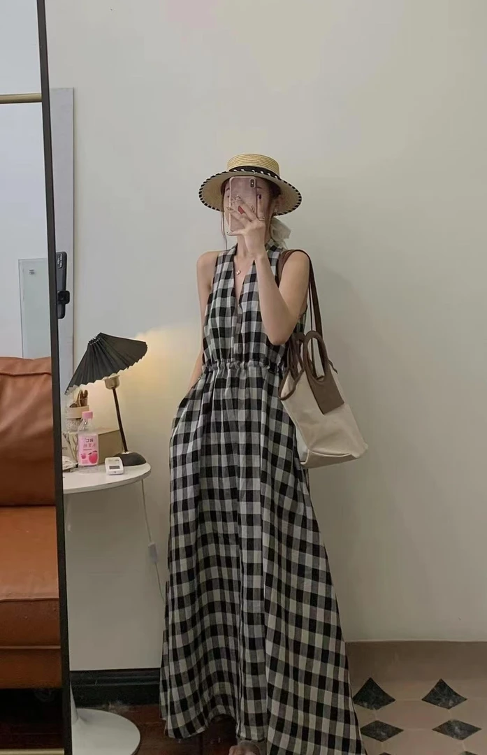 格子v领亚麻连衣裙女夏2025新款度假卢浮映画宽松收腰长款挂脖裙