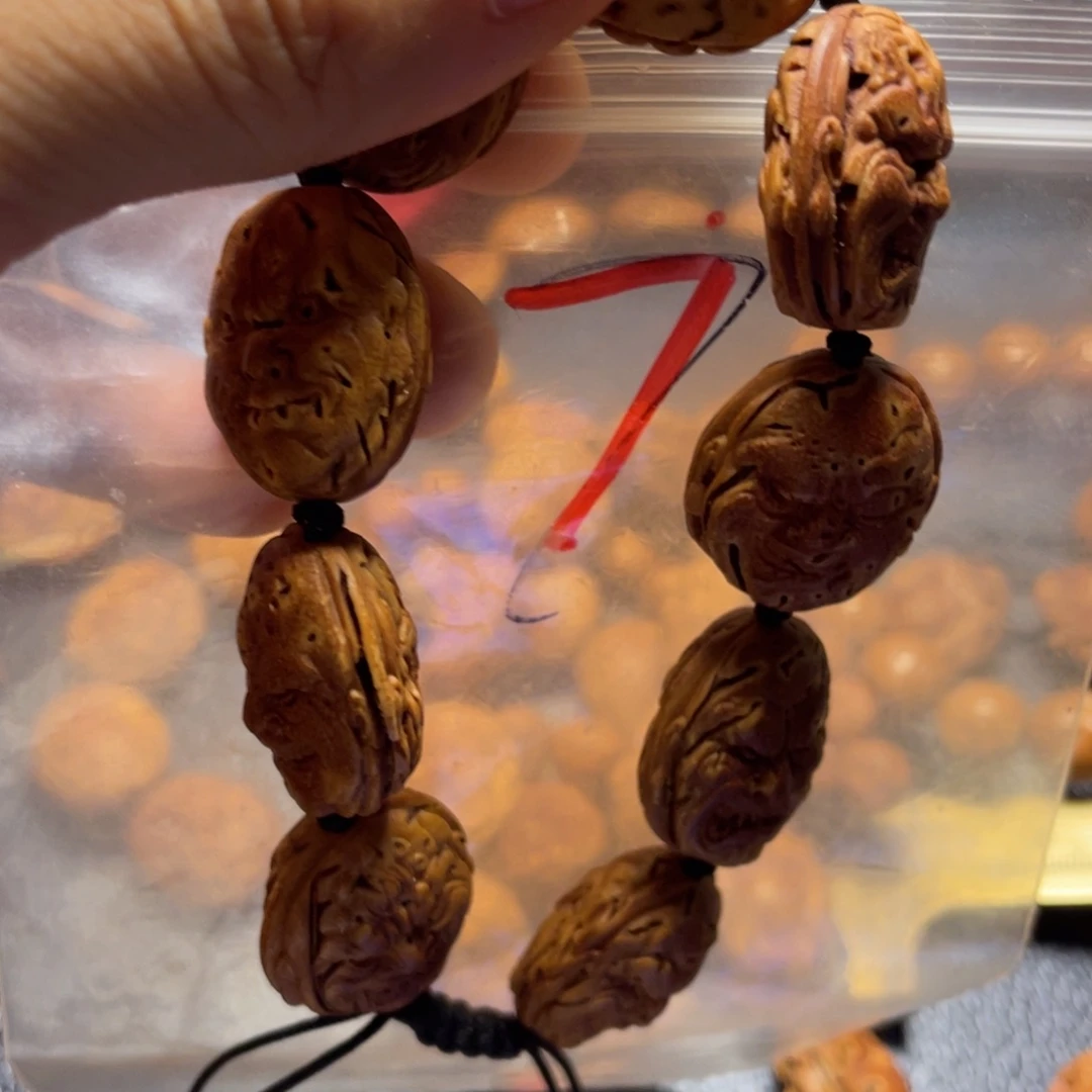 虎***吟大桃核雕刻瑕疵恶僧