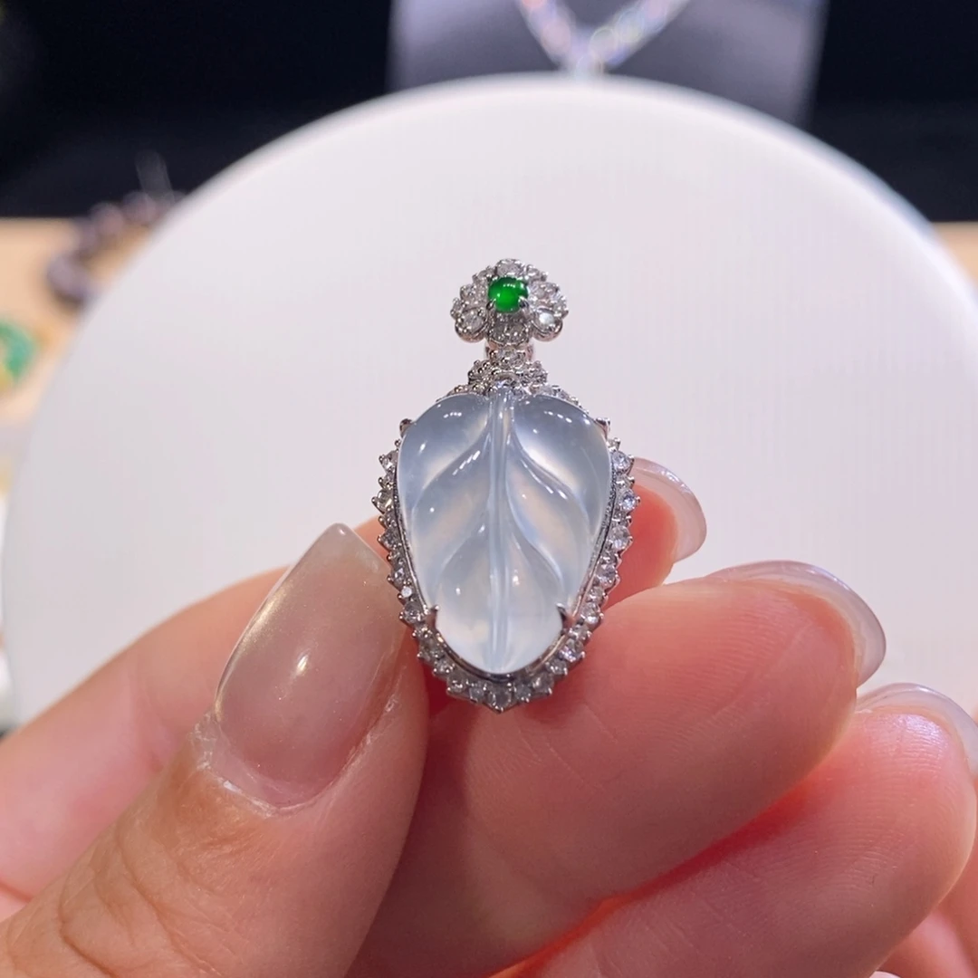 翡翠18K金镶嵌颈饰高冰叶子