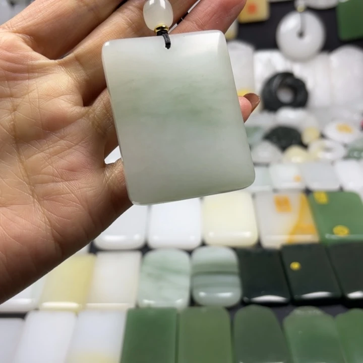 石英质玉（金丝玉）未镶嵌颈饰