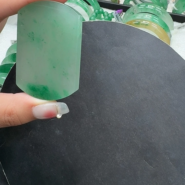 颈饰未镶嵌石英质玉（非洲翠）