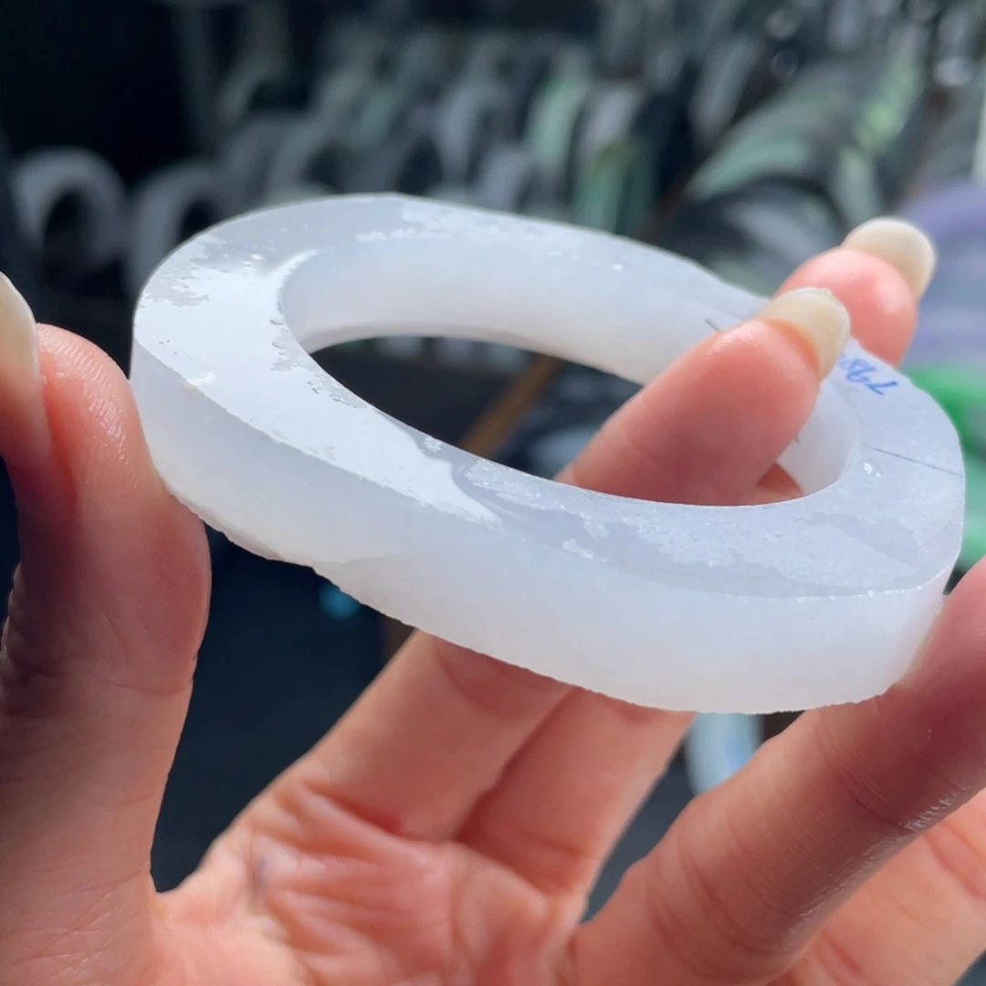 定制翡翠未镶嵌手镯