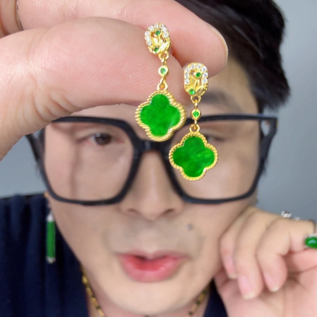 翡翠未镶嵌颈饰一对