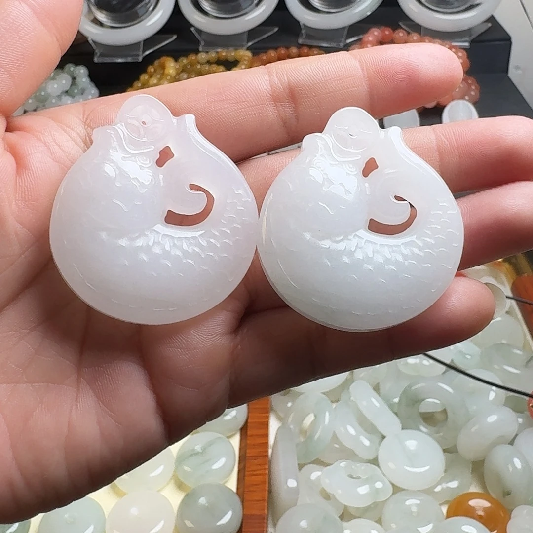 石英质玉未镶嵌颈饰年年有鱼牌