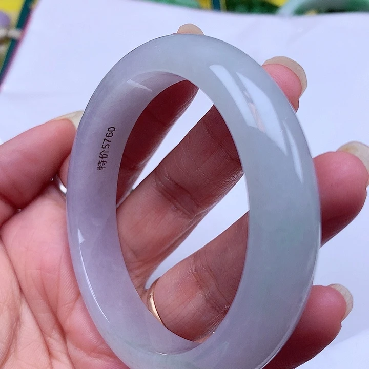 翡翠手镯未镶嵌翡翠