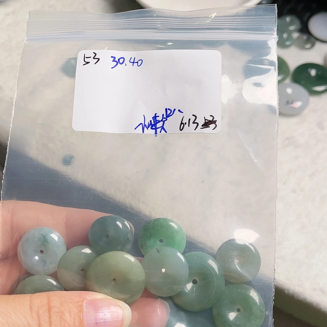 翡翠未镶嵌颈饰小*叭不