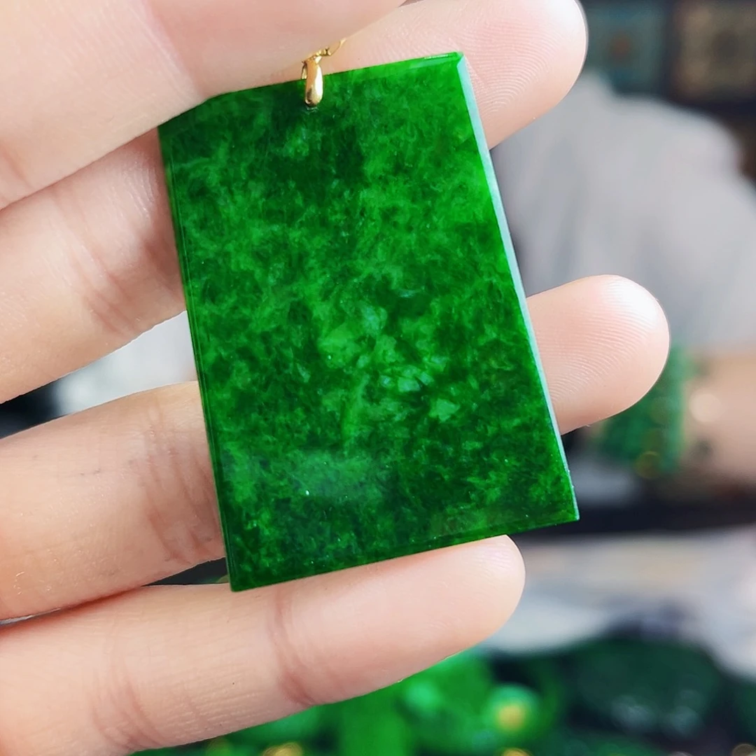 颈饰18K金镶嵌翡翠多样性