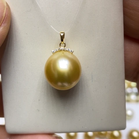 18K金镶嵌海水珍珠颈饰