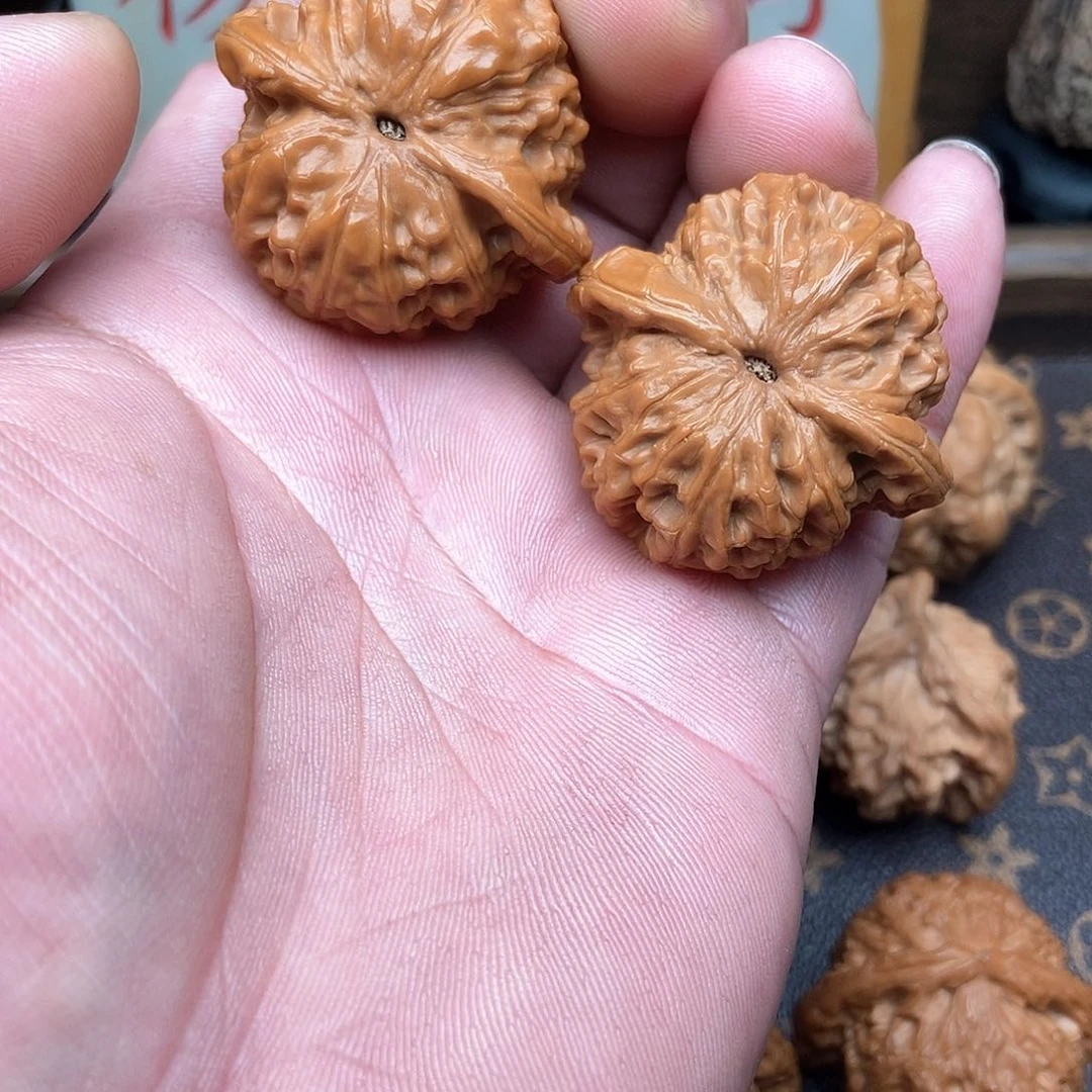 文玩核桃吊坠水****氵核王