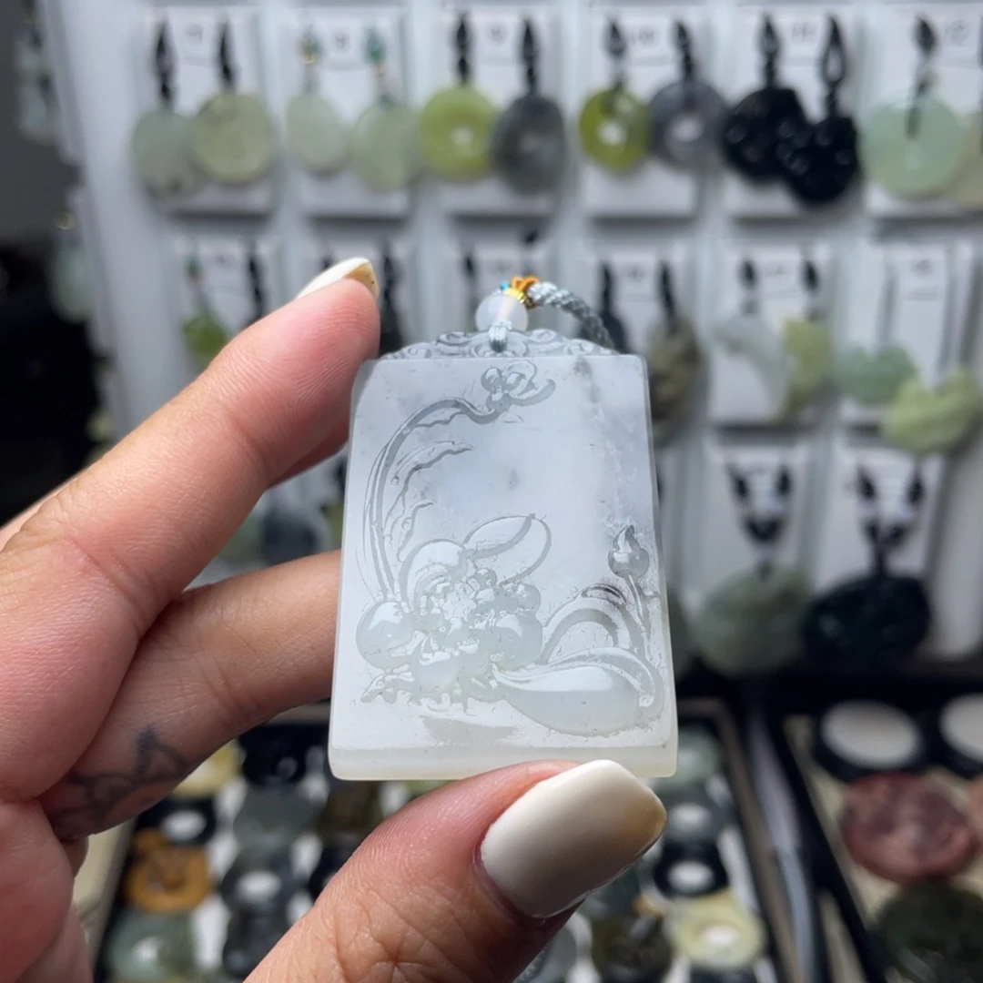 岫玉未镶嵌颈饰?莲花牌