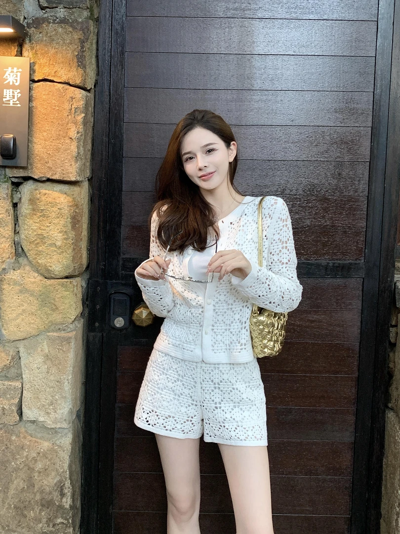 2025夏季新款韩系清冷富家千金穿搭白色针织镂空开衫短裤套装女