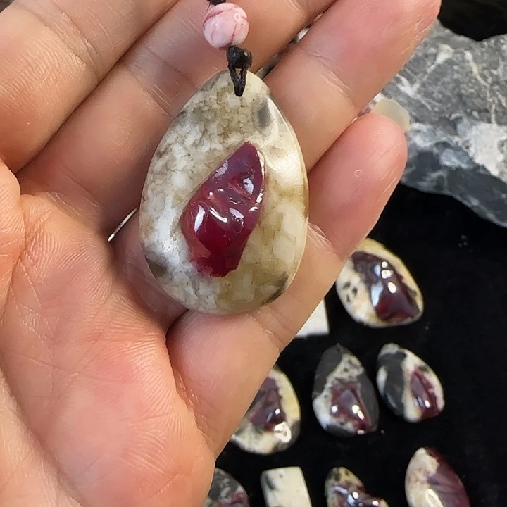 天然辰砂贵州万山天然大晶体朱砂吊坠正品