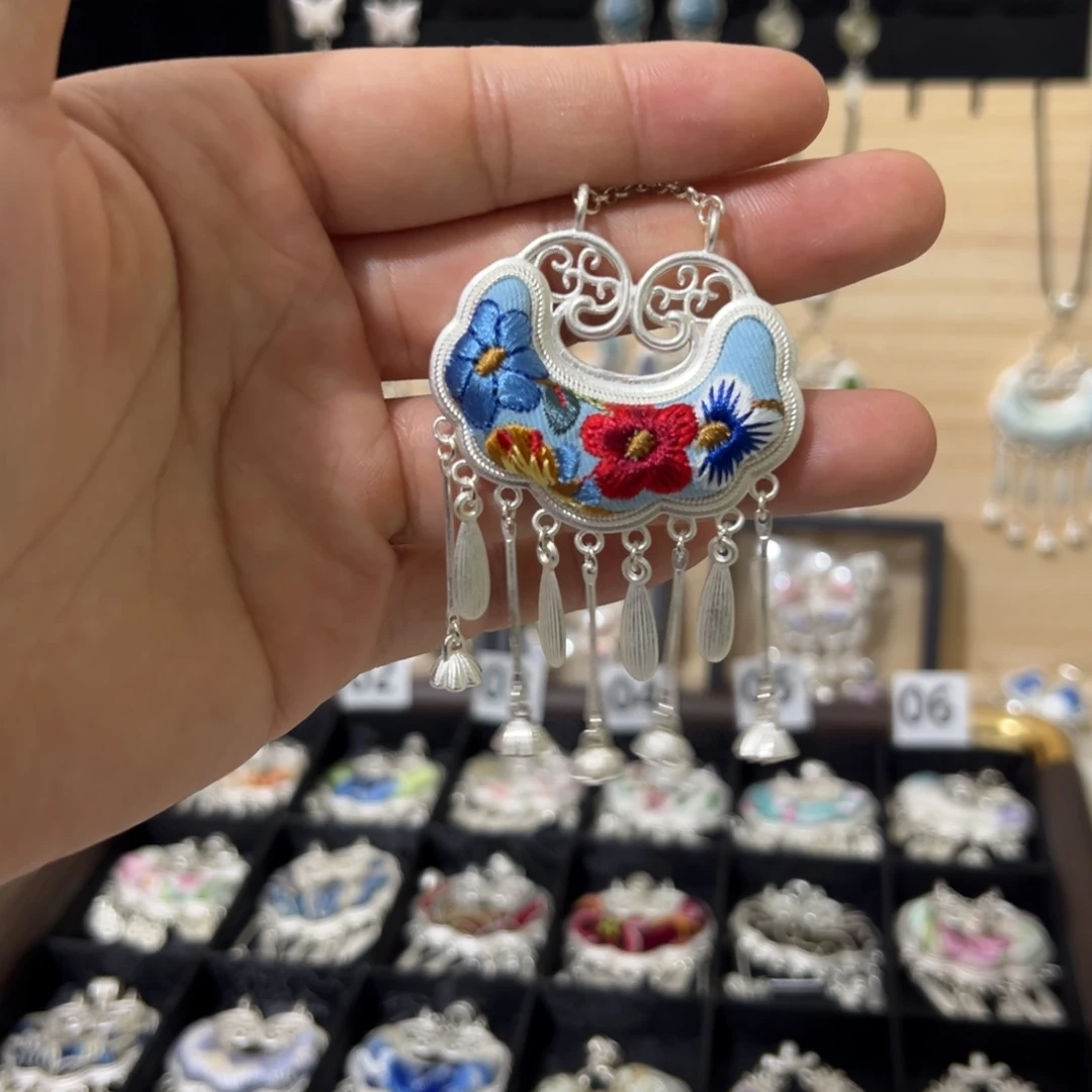 织绣非遗苗绣手工吊坠
