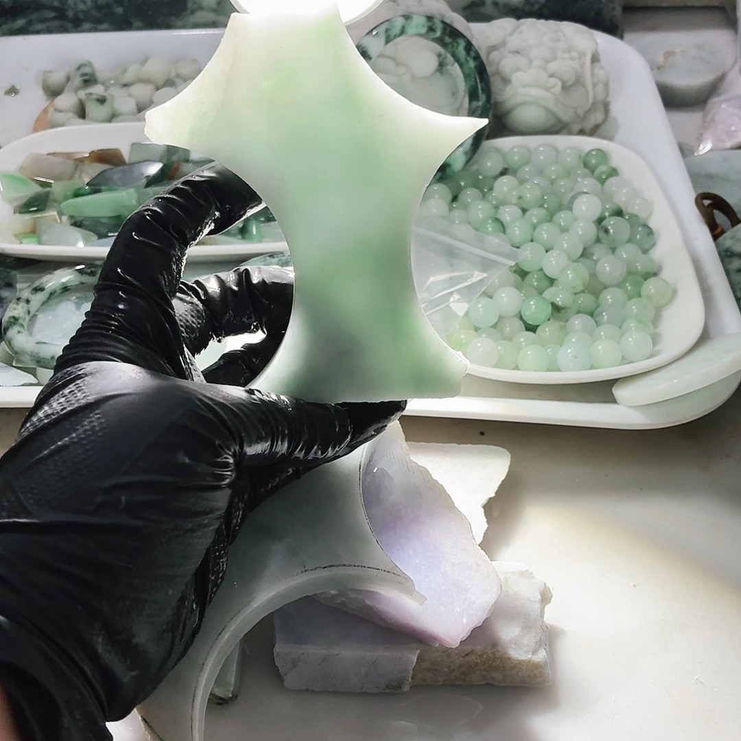 翡翠未镶嵌颈饰边角料