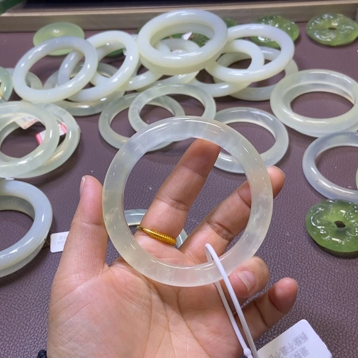 愉***鱼蛇纹石玉未镶嵌手镯60