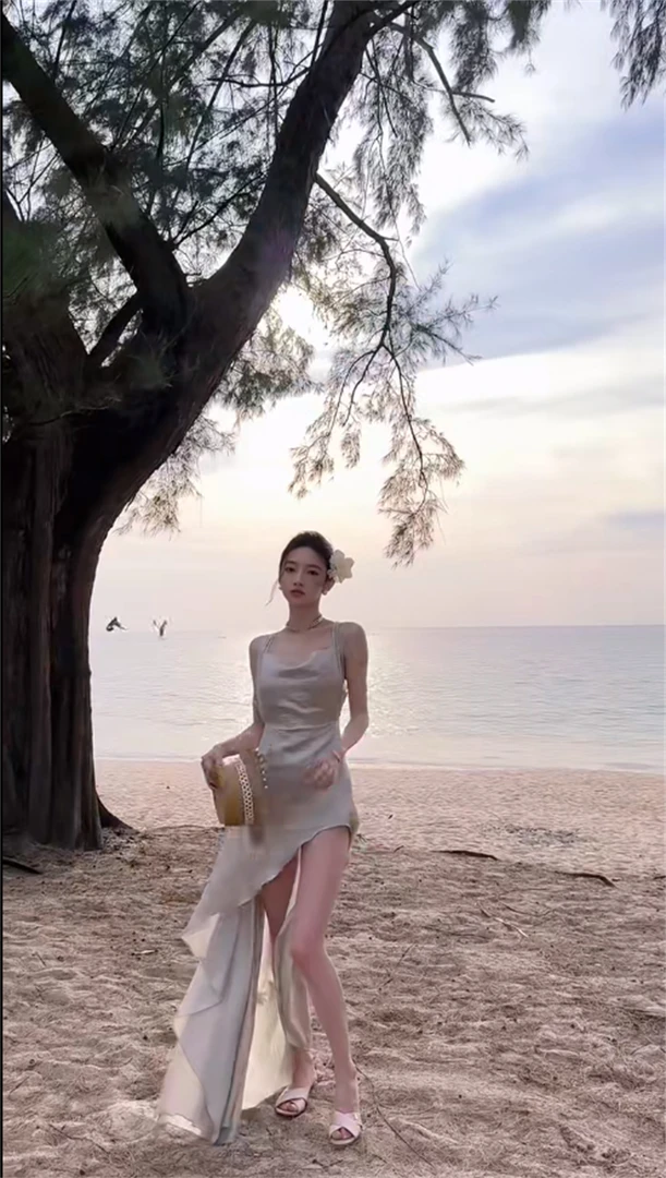 法式优雅不规则吊带连衣裙女春季2025新款高级感气质海边沙滩长裙