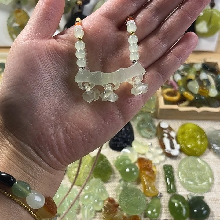 虫****蛇纹石玉未镶嵌颈饰