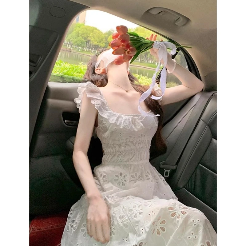 甜美白色露背性感吊带连衣裙女夏季方领裙子气质刺绣楼空公主长裙