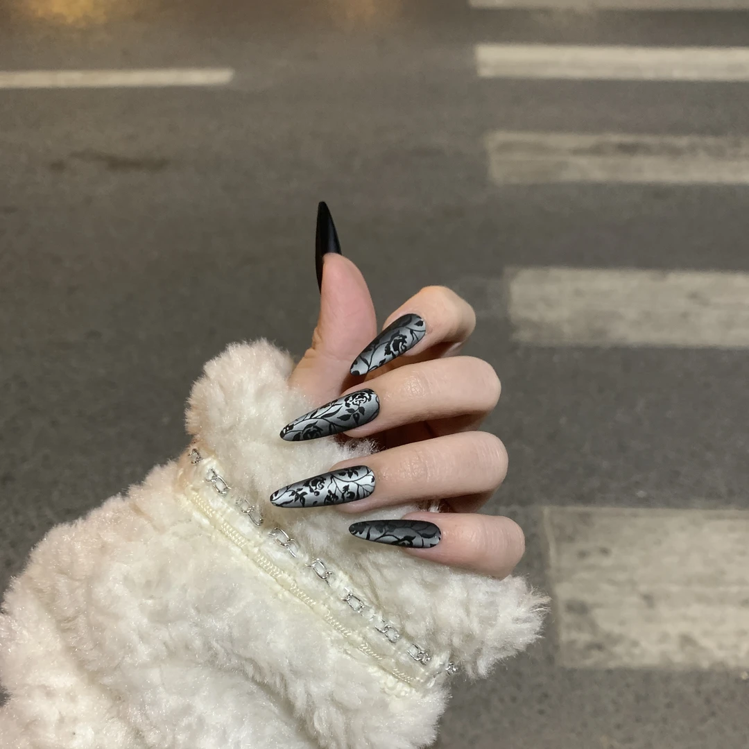 国风黑玫瑰#《小柒家》2025早春夏季爆款半手工穿戴甲显白ins风学生